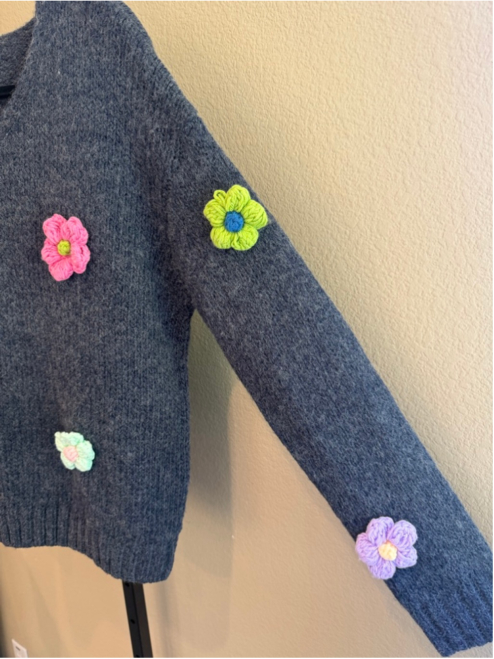 Easel 3D Flower Appliqués Chunky Sweater in Charcoal Grey Size S - Picture 5 of 8